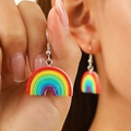 Detalle de pendientes arcoíris de resina brillante con ganchos de metal plateado - Arco Iris de Semicírculo con Purpurina Colorida (N-660)