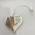 Ornamento a forma di cuore in legno a due strati con silhouette di coppia e scritta - Cuore in Legno-Abbraccio di Coppia (0378)