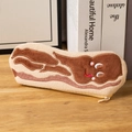 Trousse en peluche mignonne en forme de bacon avec broderie sur bureau en bois - Bacon