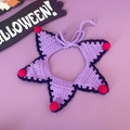 Detail van paarse gehaakte huisdierhalsband met roze pompons en verstelbare riemen - Sterren Sjaal