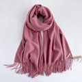 Sciarpa in maglia rosa scuro con frange, morbida trama effetto cashmere per l'inverno - Rosa Antico