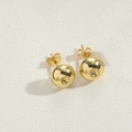 Vue macro de boucles d'oreilles boules plaquées or 14 carats avec fermoirs papillon - ES2549 Boule Ronde (Or)