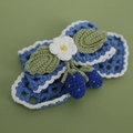 Barrette à cheveux au crochet avec fleurs bleues et baies sur fond vert pastel - Fraise en Filet Bleue