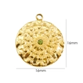 Dettaglio del ciondolo a fiore martellato da 16mm placcato oro 14K con gemma verde - Zircone Verde