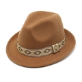 Dettaglio cappello in lana color caramello con fascia jacquard a motivi geometrici - M (56-58cm) / Cachi