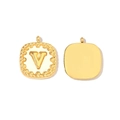 Dettaglio fronte e retro di un ciondolo quadrato in oro 14k con l'iniziale V e conchiglia - Lettera V