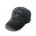 Détail de la broderie 3D New York 92 sur une casquette de baseball gris délavé - M (56-58cm) / Noir