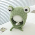 Detail der weichen grünen Plüsch-Froschmütze mit 3D-Augen und winddichten Ohrenklappen - 1-2 Jahre / Grün