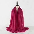 Elegante sciarpa in cotone e lino stropicciato rosso rosa con frange vista su modella - Rosa Rosso (25)