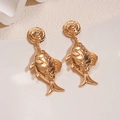 Detalle de pendientes dorados en forma de pez con superficie texturizada en cerámica - Dorado / Dorado
