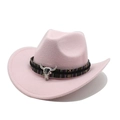 Détail d'un chapeau de cow-boy en feutre rose avec bande ethnique et ornement de crâne - Rose