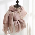 Écharpe à carreaux roses pour femmes avec texture douce type cachemire et franges - Rose