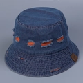 Cappello pescatore in denim blu scuro con strappi, fodera arancione e patch logo in pelle - M (56-58cm) / Blu Medio & Bianco