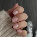 Faux ongles courts ronds French avec pointes rouge foncé et base nude naturelle - Style Rond Rouge Français (JP4160)