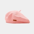 Dettaglio del berretto in maglia rosa con patch in pelle marrone e testo LOVE STYLE - Rosa