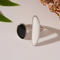 Detail van onregelmatige zwart-witte geometrische emaille ring met een zilveren band - Onregelmatige Geometrische Stijl / Zwart en Wit Contrast met Zilveren Basis