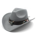Détail du chapeau de cow-boy en feutre gris avec emblème tête de taureau et broderie - M (56-58cm) / Gris