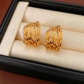 Dettaglio degli orecchini a spirale multistrato placcati in oro su un portagioie beige - Oro (Perno per orecchini in argento placcato oro vero)
