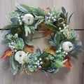 Herbstkranz mit weißen Kürbissen, gefrosteten Blättern und Ahorn für Wanddeko - 40cm Weißen Kürbis Ahornblatt Grüne Blatt Kranz