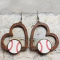 Handgefertigte herzförmige Baseball-Ohrringe aus dunklem Holz mit Silberhaken - Baseball