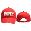 Cappellino rosso con ricamo WIFEY in ciniglia bianca e paillettes dorate - Regolabile / Rosso