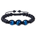 Dettaglio macro di perline occhio di tigre da 12mm intrecciate a mano su bracciale nero - Bracciale Occhio di Tigre Blu