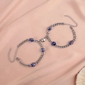 Primer plano de cierre magnético de corazón y cuentas luminosas en pulseras de acero inox - Azul Real (Par)