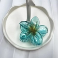 Pinza per capelli a forma di fiore di plumeria turchese in acrilico trasparente chic - Grande / Blu con Centro Arancione