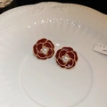 Detalle de pendientes de camelia roja con perla central y borde metálico dorado - 1# Pendientes de botón de camelia roja con perla