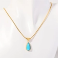Französische minimalistische Gold-Schlangenkette mit lichtblauem Tropfenanhänger aus Titan - März (Hellblau)