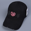 Dettaglio del ricamo a cuore rosa e fori consumati su un cappellino da baseball nero - M (56-58cm) / Nero