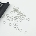 Zilveren buigringen voor DIY sieraden maken verspreid op een witte achtergrond - 0.5*3mm 500 st./Verpakking / Zilver