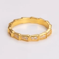 Detalle macro del anillo dorado de hueso de serpiente con circonitas geométricas incrustadas - US 5 / Dorado