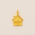 Vue détaillée du pendentif maison plaqué or avec finitions mates et polies - Maison