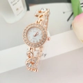 Detalle del reloj de cuarzo en oro rosa con brazalete en forma de cisne e incrustaciones de cristal - Rosa oro
