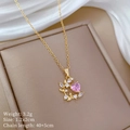 Detail der Halskette mit rosa Herzstein, 3,2g Gewicht und 1,2x2cm Anhängergröße - Rosa Herz Blatt Stil (B328)