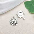 Ciondolo a forma di sole in argento antico con viso e raggi per gioielli fai-da-te - Sole Sorridente / 19x23mm