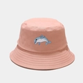 Vista dettagliata del ricamo delfino blu su un cappello a secchiello in cotone rosa - M (56-58cm) / Rosa