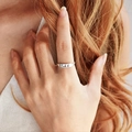Makroaufnahme eines Rings aus 925er Sterlingsilber mit Fuck-it-Gravur an der Hand - US-Größe 9 / Weißgold