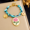 Bracciale in seta leopardata blu con ciondoli a cuore dorati e resina floreale - Bracciale B1891