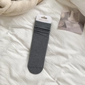 Graue Crew-Socken aus weicher Baumwolle mit klassischer Rippenstruktur und warmem Stil - Einheitsgröße / Dunkelgrau