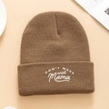 Braune Strickmütze mit weißer Don't Mess with Mama Stickerei auf dem umgeschlagenen Rand - Einheitsgröße / Khaki