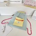 Detail eines hellblauen Mesh-Rucksacks mit gelber Tasche und rosa Kordelzügen - Hellblau