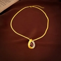 Dettaglio del ciondolo a goccia con pietra magenta e cristalli su catena serpente oro - Collana a Goccia d'Acqua Oro e Rosso Vino (7#) / Marrone oro