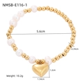 Pulsera de acero de titanio con perlas blancas y un dije de corazón dorado brillante - Dorado (NMSB-E116-1)