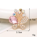 Dettaglio del ciondolo a farfalla in cristallo rosa con dimensioni 3,7cm x 3,5cm e 10g - D1253 Farfalla a Goccia d'Acqua Rosa