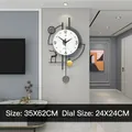 Orologio da parete moderno con cornice in metallo e pendolo a renna, 35x62cm - Stile Piccolo