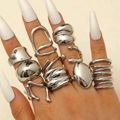 Silbernes Lava- und Geometrie-Ring-Set an Modellhand bei sanftem Licht getragen - Silberne Irreguläre Stromlinienkunstringe (X352)