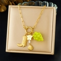 Collar dorado con dijes de bota, estrella, concha y uvas sobre un estuche beige - Estilo Dorado de Múltiples Dijes (N3757)