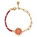 Detail van bohemien gouden armband met rode kristallen kralen en emaille madeliefje-bedel - Rood